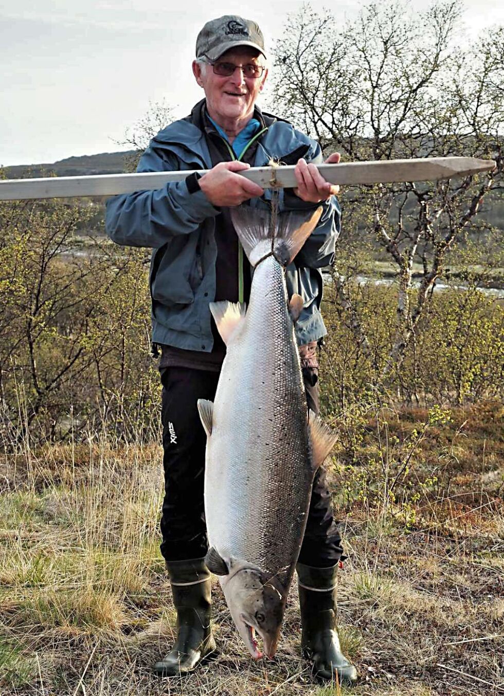 Laksen på 17,2 kilo som Øystein Nilsen dro opp tirsdag kveld er både personlig rekord og rekord denne sesongen i Jakobselva.
 Foto: Odd Lehto