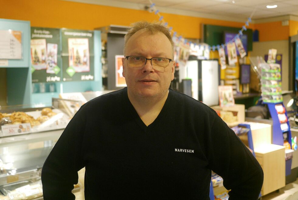 Helge Thomassen har overtatt som daglig leder av Narvesen-kiosken i Honningsvåg. – Som eneste gjenværende kiosk i Honningsvåg må vi gi kundene et godt og variert tilbud, sier han. Foto: Geir Johansen
 Foto: Geir Johansen