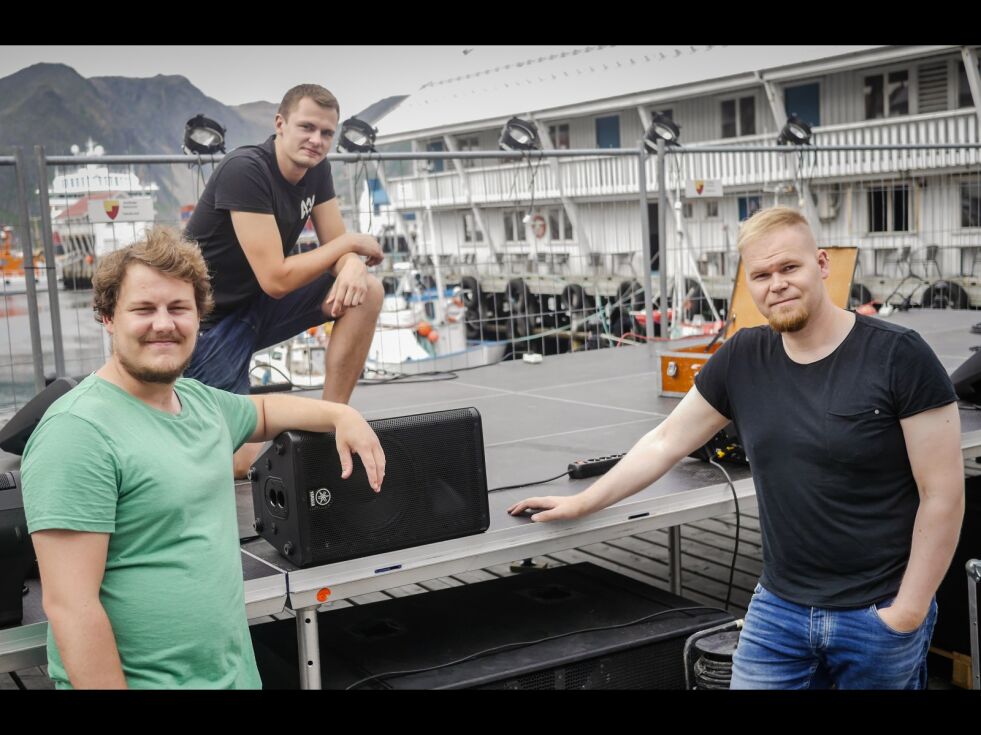 I dag, onsdag, åpner årets Oggasjakka-festival ved Perleporten kulturhus i Honningsvåg. Det er satt opp en egen utescene i Sjøgata, og disse har de siste dagene svettet mye og stått for rigging av teknisk utstyr for konsertene. Fra venstre Morten Schau, Richard Jensen og Thomas Nilsen.
Foto: Geir Johansen