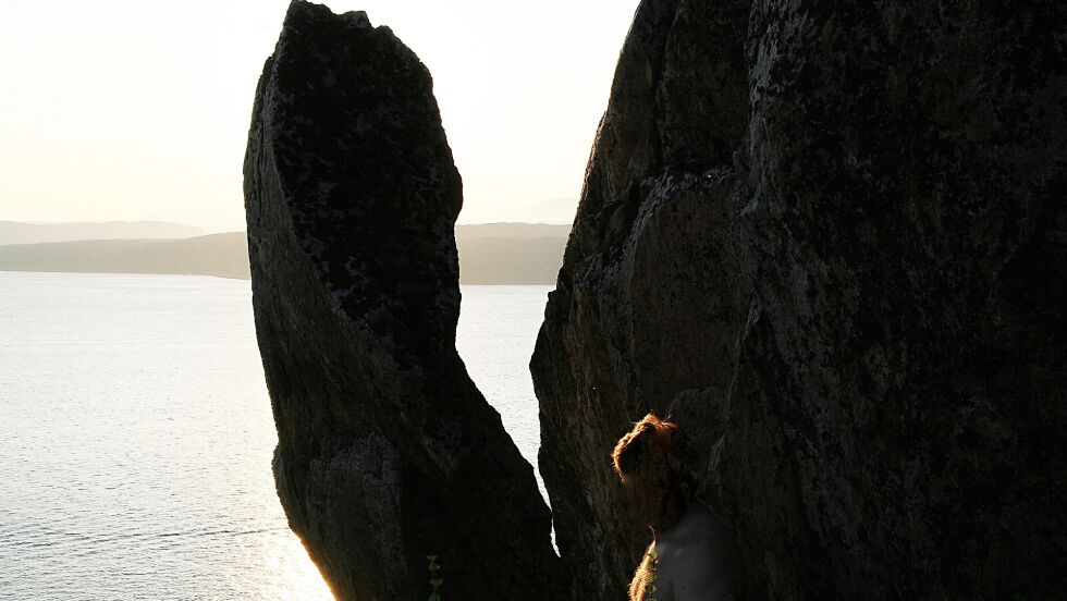Denne fallosliknende steinformasjonen på Reinøya gir nå næring til gode historier overfor turistene, selv om det neppe er dokumentert at skoltesamene ofret til den for å få flere guttebarn.
 Foto: Roger Johansen, Hammerfest