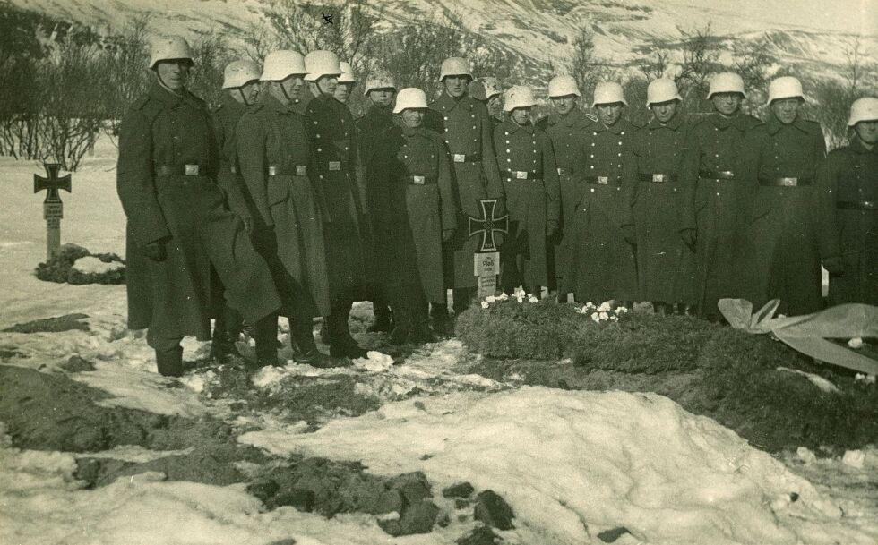 Otto Pless ble 42 år gam­mel. Bil­det er tatt un­der grav­fer­den i Laks­elv vin­ter­en 1942.