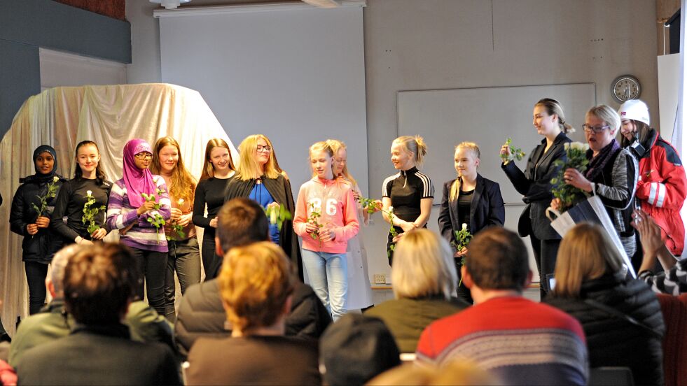 Berith Titternes delte ut roser til elevene. Titternes mener elevene imponerte og håper at noen vil bli med på BLØGG-teamet.
 Foto: Hannah Persen