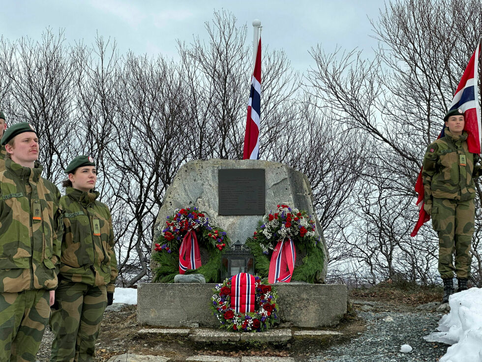 Kran­ser fra re­gjer­inga, Sør-Var­ang­er kom­mu­ne og ve­te­ran­for­en­in­ga pyn­ta fint opp på mo­nu­men­tet et­ter at de i tur og or­den ble lagt ned.
 Foto: Hallgeir Henriksen