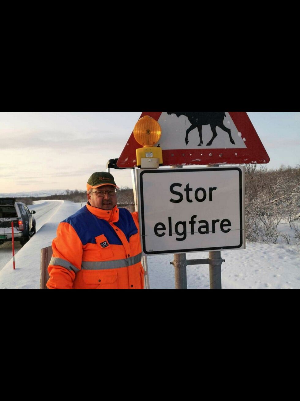 Jan Hansen i viltnemnda i Nesseby håper nye fareskilt med blinkende lys skal redusere faren for påkjørlser av elg i Nesseby.
Foto: Privat