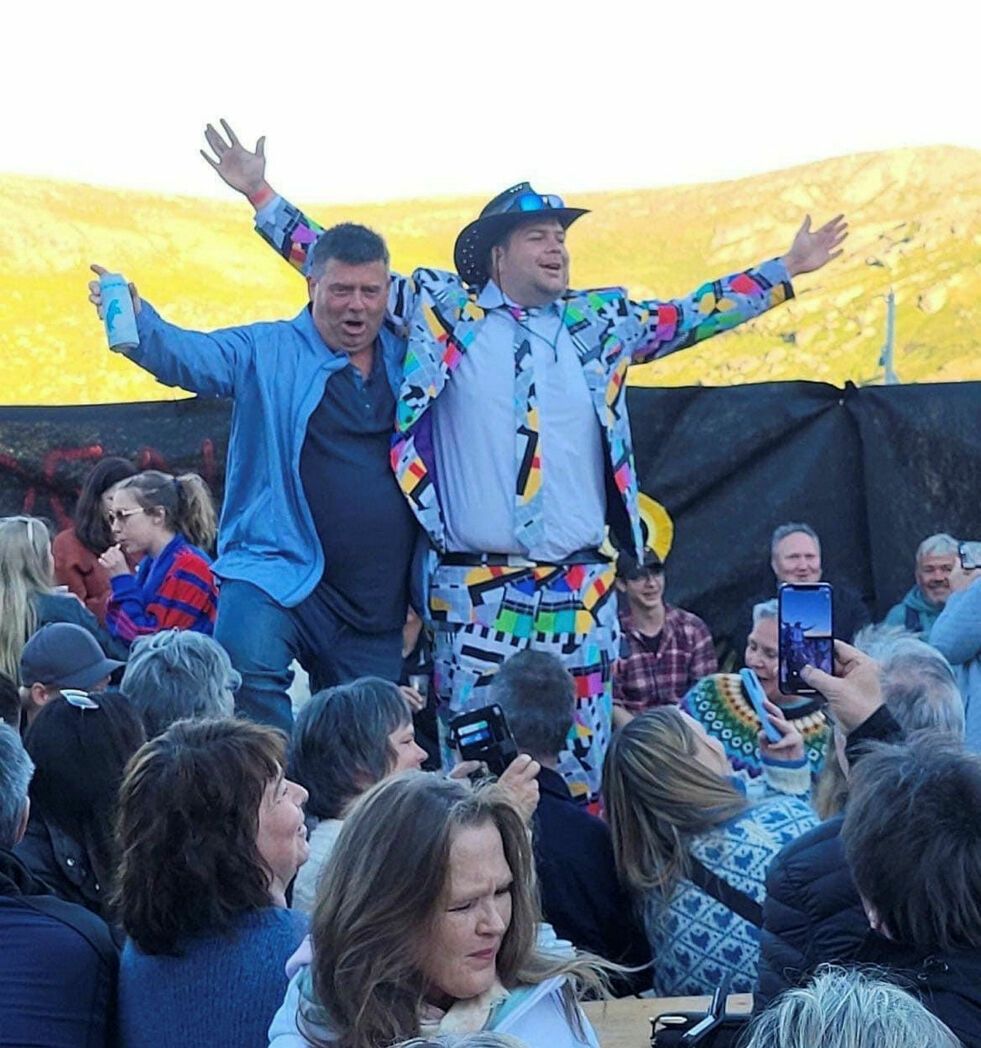 Stor stemning under fjorårets bryggefestival. Til helgen vil det komme mange til verdens nordligste fiskevær.
 Foto: Privat
