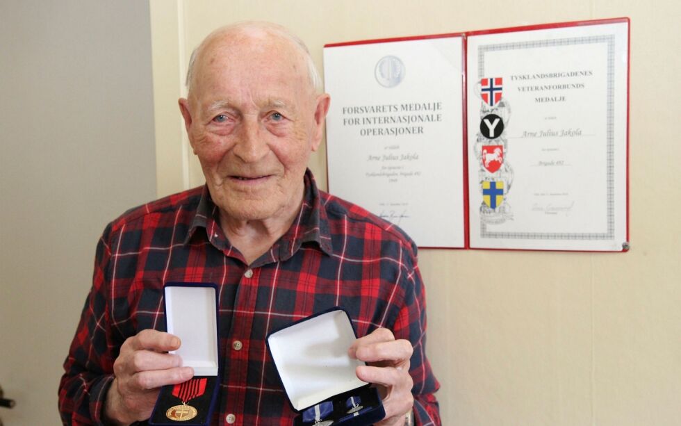 70 år etter at han kom hjem fra Tyskland fikk Arne Jakola medaljer og diplomer for innsatsen i Tysklandsbrigaden.
Alle foto: Torbjørn Ittelin