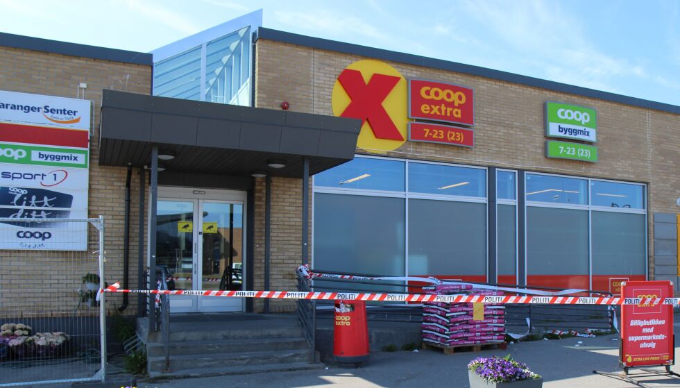 AVSPERRET: Politiet har sperret av området ved Coop-butikken, og ledelsen i Coop Finnmark sier man vil ha stengt inntil videre.
 Foto: Torbjørn Ittelin