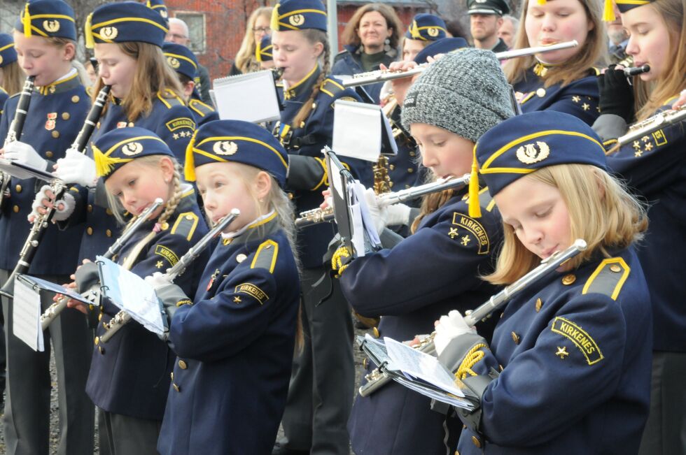 De yngste i skolemusikkorpset imponerte under spillingen av nasjonalsangene.
 Foto: Halllgeir Henriksen