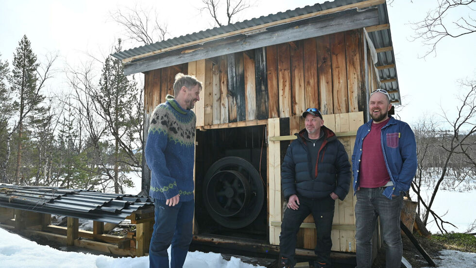 Ordfører Jo Inge Hesjevik, Kåre Magne Grøtte og Ken Gøran Grøtte Pedersen ved saga på Otermoen. De lover å komme sterkere tilbake.
 Foto: Irmelin Klemetzen