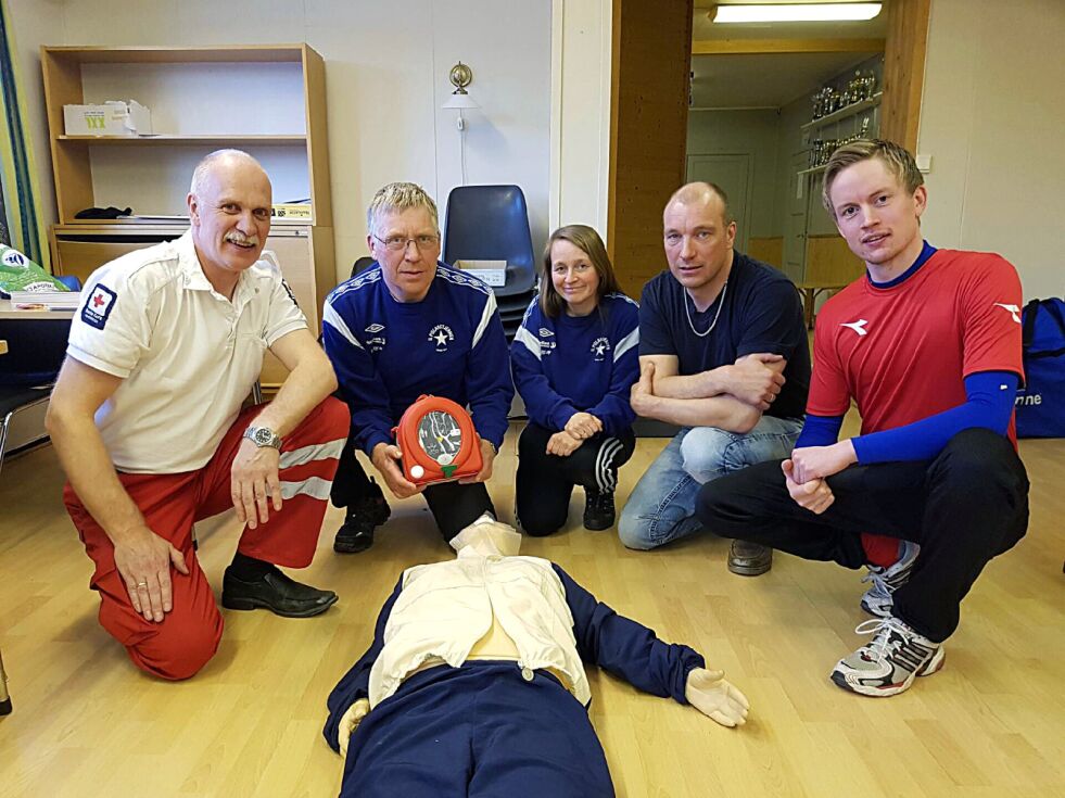 Kursleder Ferdinand Eines fra Vadsø Røde Kors (fra venstre), klubbleder Tord Skardal, og kursdeltakerne Merethe Nordli, Hans Henrik Kristiansen og Håvard Guin Wingan mener det er en ekstra sikkerhet å ha en hjertestarter på plass ved idrettsarenaen.
 Foto: Torbjørn Ittelin