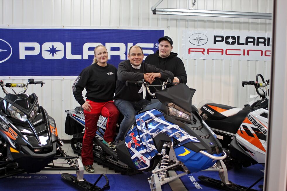 Mathis Oliver Pentha (midten) har åpnet dørene til en ny og flott Polaris-butikk i Kautokeino.
 Foto: Privat