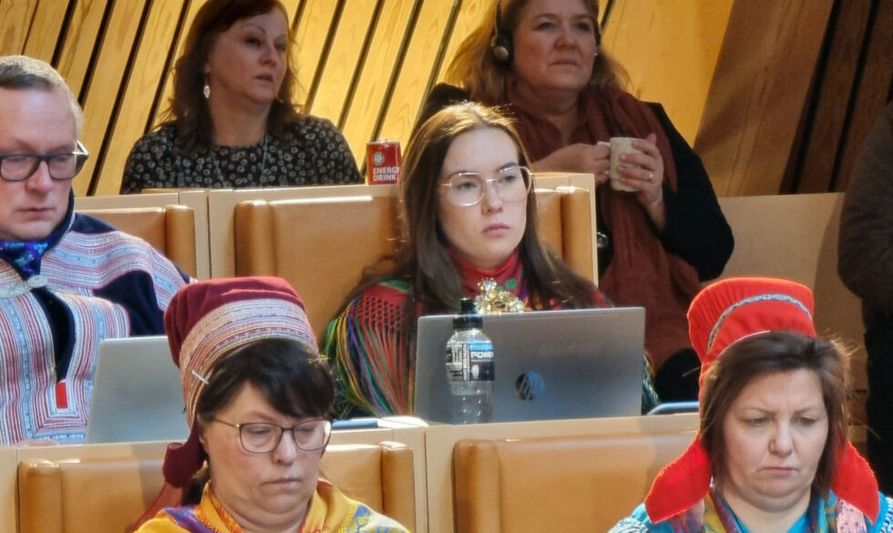Her er Aina Madelén Norsletta Aslaksen (midt i bildet) på plass på Ávjovárri-benken på Sametinget.
Foto: Steinar Solaas
