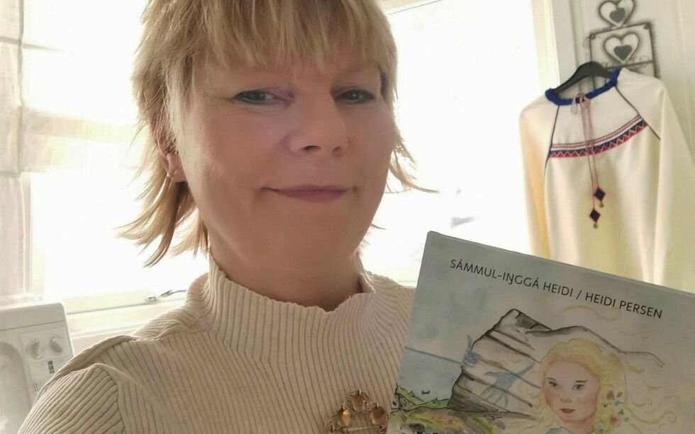 Gjennom sin bok, «Ulddageađgi/Huldresteinen», vil Heidi Anita Persen bringe videre de fortellingene hun hørte som barn; fortellinger som har blitt fortalt gjennom generasjoner i sjøsamisk miljø.
Foto: Privat