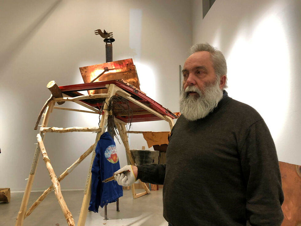 Sametingets innkjøpskonsulent Geir Tore Holm er klar til å vise frem verker fra 50 ulike kunstnere kommende lørdag. Her ved en installasjon gjort av Joar Nango.
 Foto: Stein Torger Svala