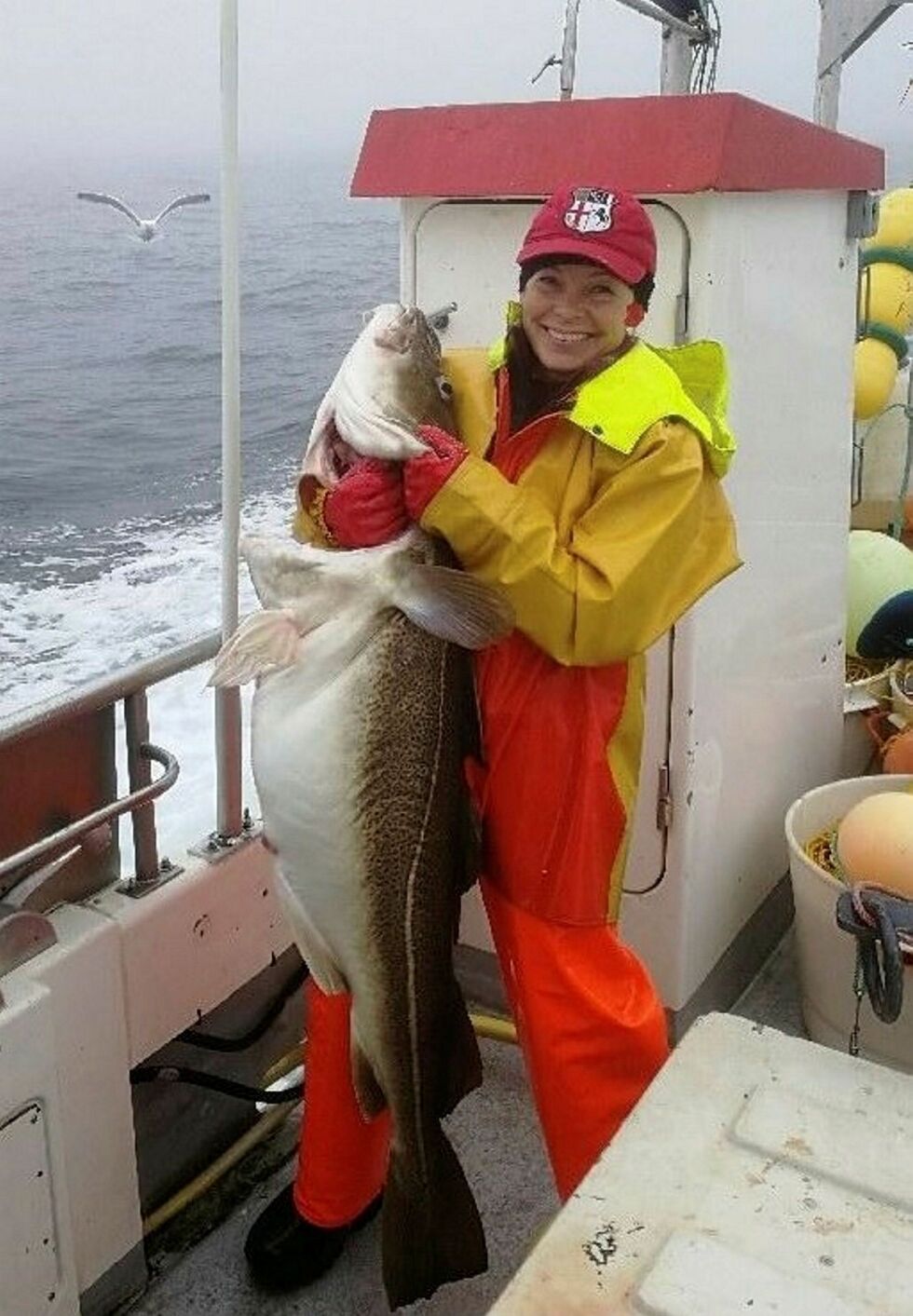 Etter flere år som regnskapsfører, valgte Anita Hammer Guttormsen i godt moden alder å heller bli sjarkfisker. Her med en flott torsk.
 Foto: Privat