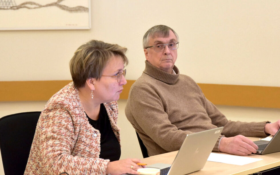 Ordfører Aina Borch og kommunedirektør Steinar Sæterdal i formannskapet 1. desember.
 Foto: Sara Olaussen Stensvold