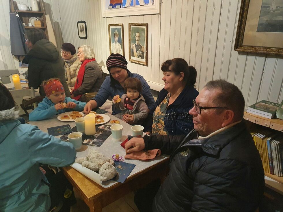 Denne familien kom fra Álleknjárga og hygget seg på museet. Fra venstre Elvira Olsen Henriksen, Aina Olsen, Ariel Olsen Guttorm, Irene Olsen og Jan Steinar Olsen, der sistnevnte også solgte fiskegarn på førjulsmarkedet.
 Foto: Tom Hardy