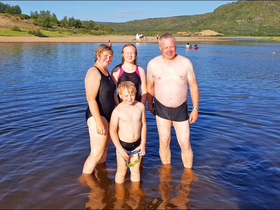 De er på ferie nordpå, og skulle avkjøle seg fra varmen i sør, men det har vært likedan nordpå. Her bader de på stranda ved Tanaelva i Polmak fra venstre: Stefanie Iversen (48), Ole Andreas Iversen (7), Kathrine Iversen (14) og Leif Arne Iversen (55), alle Rendalen, sistnevnte er opprinnelig fra Reppen i Nesseby.
 Foto: Tom Hardy