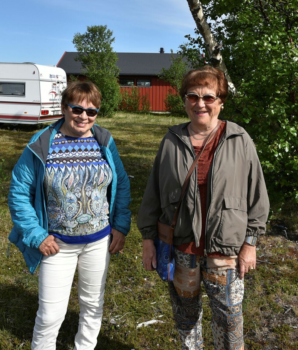 Bjørg Pedersen og Eva Johansen forteller om mye aktivitet i regi av eldrerådet i Porsanger.
 Foto: Lars Birger Persen