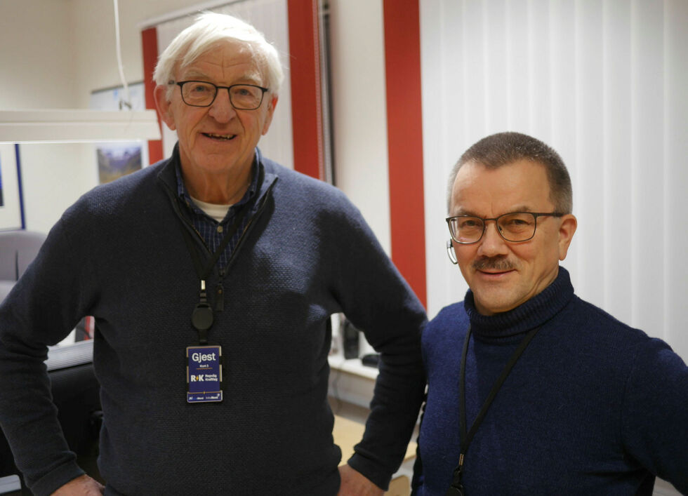 Elverkssjef Oddbjørn Samuelsen i Repvåg Kraftlag (til høyre) er ikke i tvil om at han har funnet rett mann til å skrive om kraftlagets historie.
 Foto: Geir Johansen