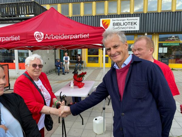 Støre fikk hilse på partiveteran Evelyn