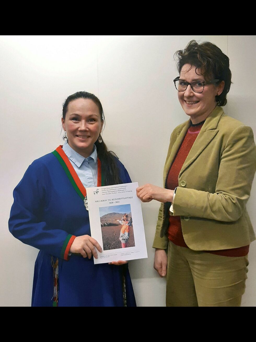Ellinor Marita Jåma (til venstre) overrekker krav til årets reindriftsavtale til statens forhandlingsleder Anne Mari Glosli.
 Foto: Landbruks- og matdepartementet