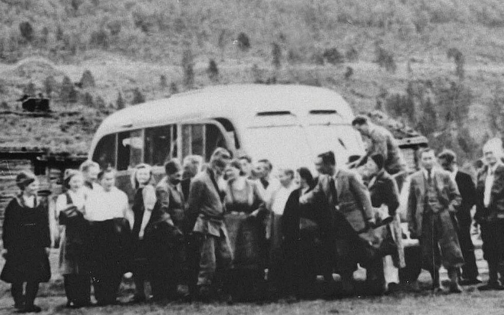 Bildet viser delegasjonen fra Trøndelag og Helgeland på vei til det første møtet i Norske Reindriftsamers Landsforbund i Tromsø. Bildet er tatt av en amerikansk turist.
 Foto: Rana blads samling via Rana museum