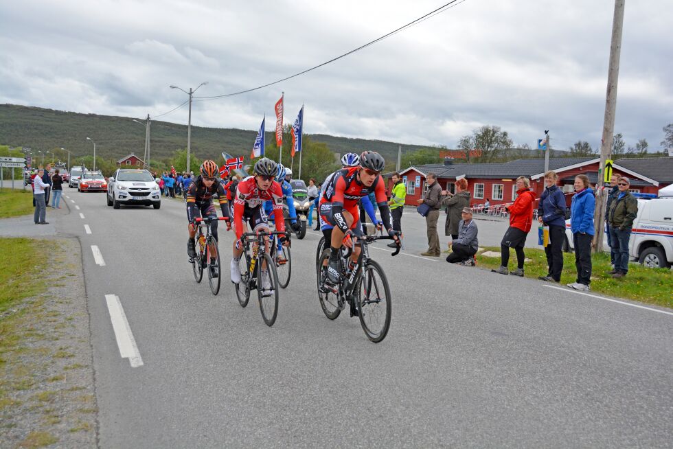 Arctic Race foregikk i Finnmark i 2014 også. Her passerer syklistene Olderfjord.
 Foto: Kristin M Ericsson