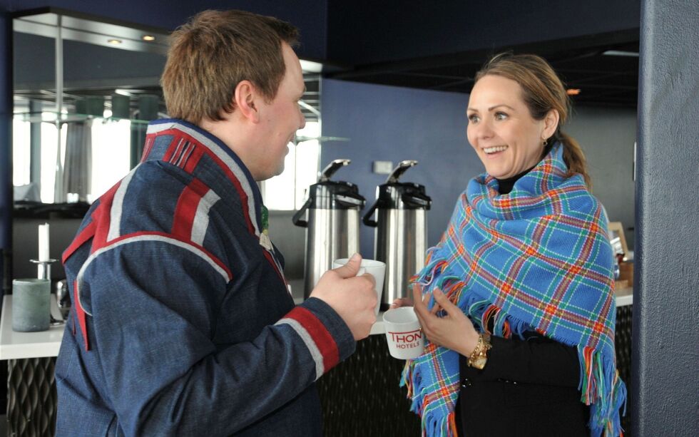 Distrikts- og digitaliseringsminister Linda Hofstad Helleland er tilbake til Finnmark. På onsdag deltar hun på en konferanse om reiseliv og samiske tradisjoner på Thon Hotel i Kautokeino, der hun har vært før. Her i samtale med politisk rådgiver i Sametinget, Eirik Larsen. Arkivfoto: Rita Heitmann