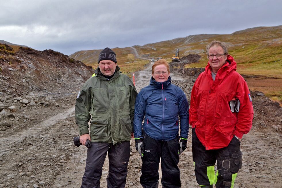 Det jobbes jevnt og trutt med veien fra Nervei til Fv888 på Nordkynfjellet i Gamvik. I år reduserer man stigninger på en del bakker som gjør at krabbebilen må ha traktorslep om vinteren. Fra venstre: innbygger Per Persen, leder Solfrid Pettersen i Nervei veilag og innleid konsulent Tore-Jan Gjerpe.
 Foto: Tom Hardy