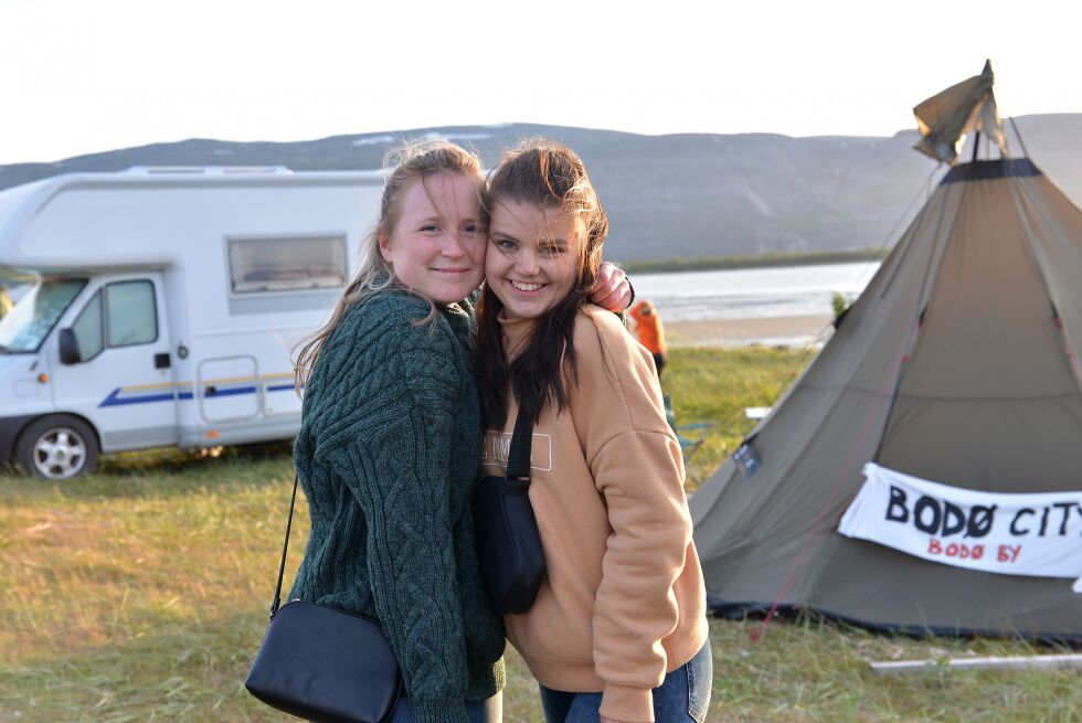 For mange er Midnattsrocken et sted man kan møte kjente og kjære man ellers ikke møter like ofte lenger. Tora Hoven og Karoline Mikalsen ble også gjenforent her.
 Foto: Hannah Persen