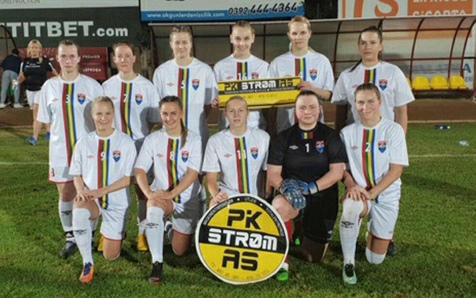 Flere av FA Sápmi-spillerne som deltok i en vennskapskamp på Nord-Kypros i 2018 er også med i troppen som er tatt ut til mesterskapet i India i sommer.
ARKIVFOTO: FA SÀPMI