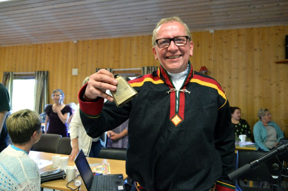 Torsdag kan festivalsjef Alf Edvard Masternes igjen ringe med sauebjella for å komme til orde på Kunesdagan, for tredje året på rad. Her fra fjorårets happening iført kofte og sitt bredeste smil.
 Foto: Sonja E. Andersen