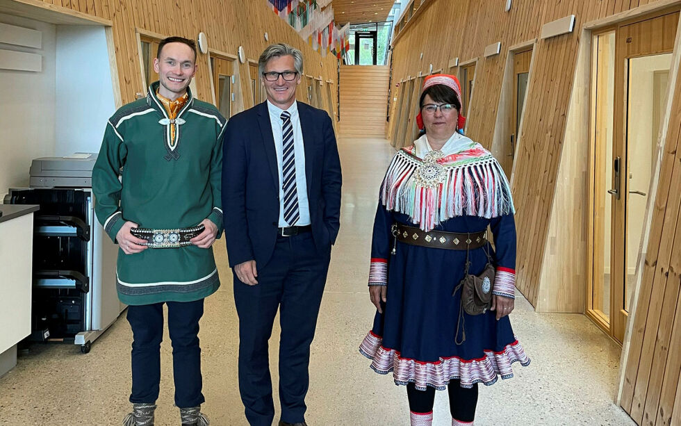 Landets første mann­ ut­nevnt som li­ke­stil­lings- og dis­kri­mi­ne­rings­om­bud, Bjørn Erik Thon sammen med sametingsråd Runar Myrnes Balto og sametingsråd Berit Marie Eira under møteserien i Sápmi.
 Foto: May Schwartz