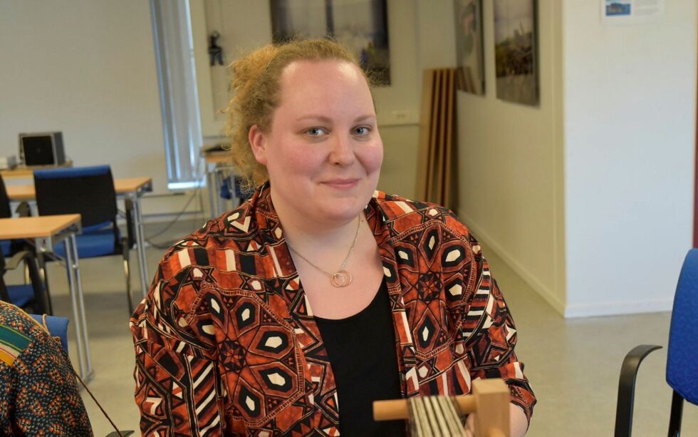 Linn Marit Hermansen prøver seg på veving på doudjikveld.
 Foto: Cecilie Ditløvsen