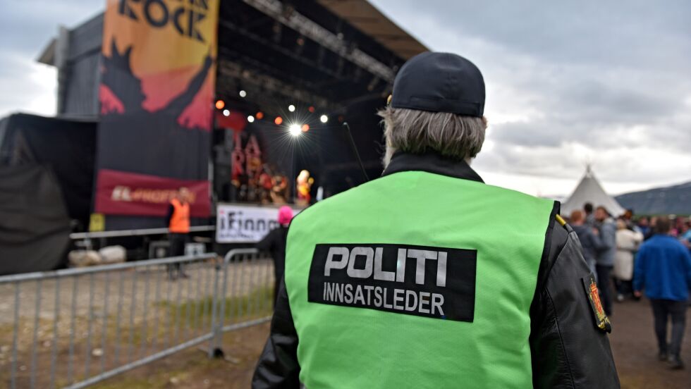 Frivillige har, sammen med politi og helse, sørget for å passe på alle rockerne under Midnattsrocken 2017. Sammen har de hatt god kontroll på folkemengden og festivalområdet.
 Foto: Sigurd Schanke