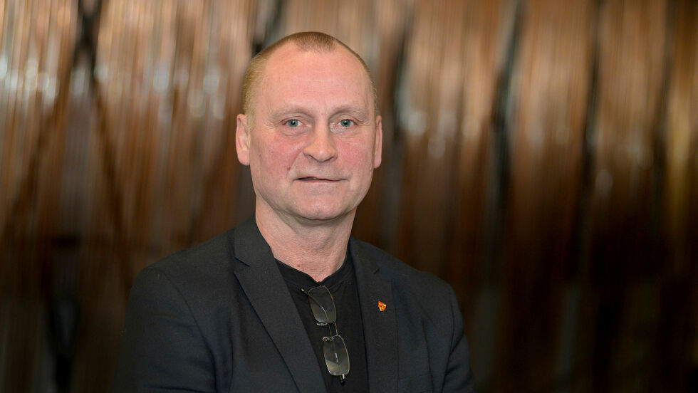 Ronny Berg forteller at det også var fristende å tegne seg i debatten i kommunestyret den første tiden, men at den trangen også har gått over.
 Foto: Cecilie Bergan Stuedal