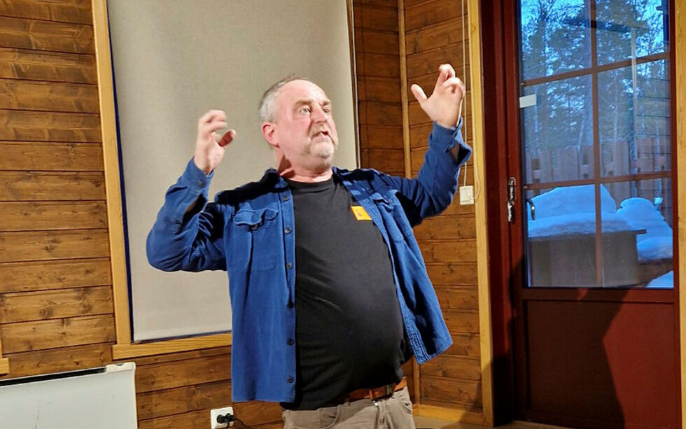 Tiggeren som er krøpling ber om hjelp fra den blinde tiggeren, så han kan sitte på ryggen hans og se mens den blinde har bein å gå på.
 Foto: Hill Haga