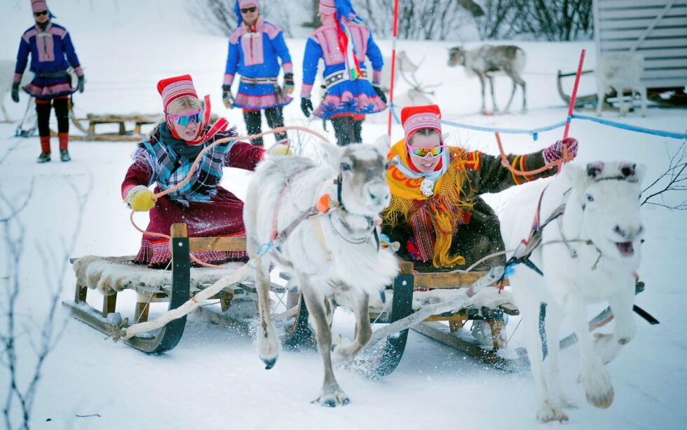Rein­kapp­kjø­rin­gen, som tra­di­sjo­nelt finner sted pås­ke­af­ten i Kau­to­kei­no, skal igjen gjen­nom­fø­res i gammel stil. Det betyr kofte­kledde kjø­rere, i slede bak rein­en. I fjor ble det opp­vis­ning, mest for lokal­be­folk­nin­gen. Foto: Niels Ovllá Oskal Dun­fjell