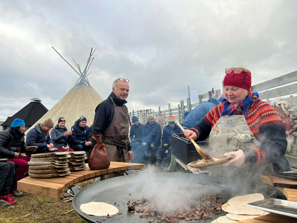 Davvi Siida reiselivsaktør på Nordkyn består av reindriftutøverparet Ráikku Niillas Áilu/Aslak Nilsen Utsi, opprinnelig i fra Karasjok, og kona Ánddir Ándde Niillasa Ellinor/Ellinor Guttorm Utsi ifra Tana. De hadde innlosjert gjestene i deres camp like ved Kjøllefjord, med ny stor torvgamme. Her serveres reinkjøtt taco ved reingjerdet på Aslakhaugen før videre avreise.
 Foto: Åsa Márgget Anti