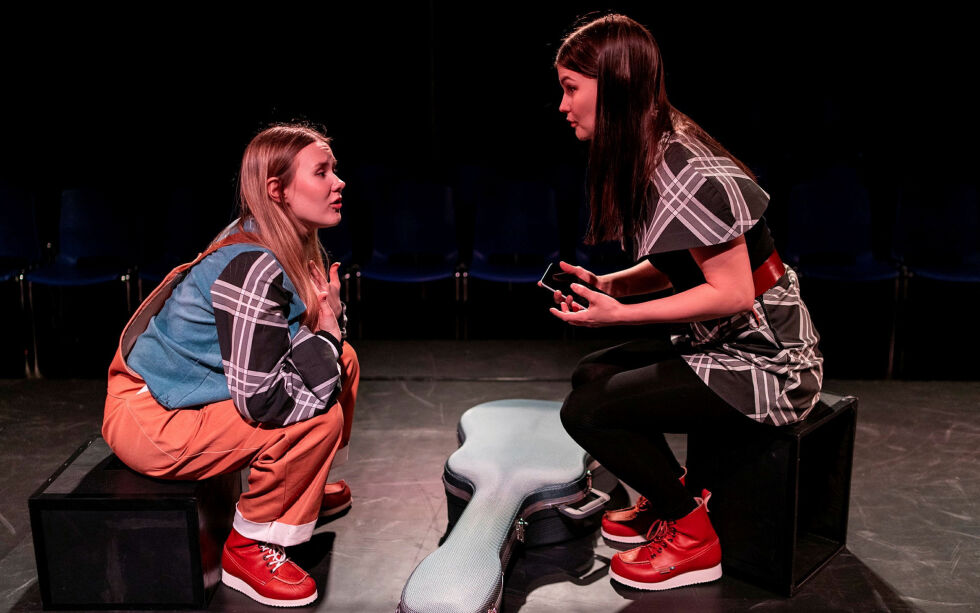 Det samiske nasjonalteatret Beaivváš har denne uka urpremiere på «Det Sara skjuler», etter ungdomsromanen til Kathrine Nedrejord. Den finner sted på Kulturhuset i Kautokeino, fredag, før teatret legger ut på turne.
 Foto: Pressefoto: Aslak Mikal Mienna