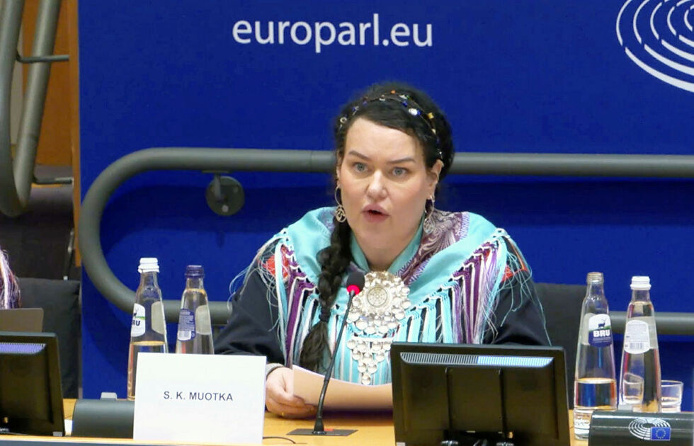 Sametingspresident Silje Karine Muotka holder tale i EUs hovedstad.
 Foto: Skjermbilde