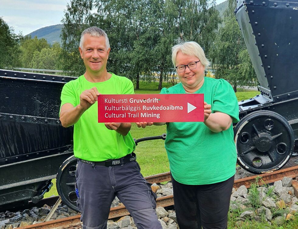 Informant og guide, Oddbjørn Martinussen, og kultur- og folkehelsekoordinator, Unn Kristin Laberg. Skiltene er på norsk, samisk og engelsk.
 Foto: Tore Fagerli