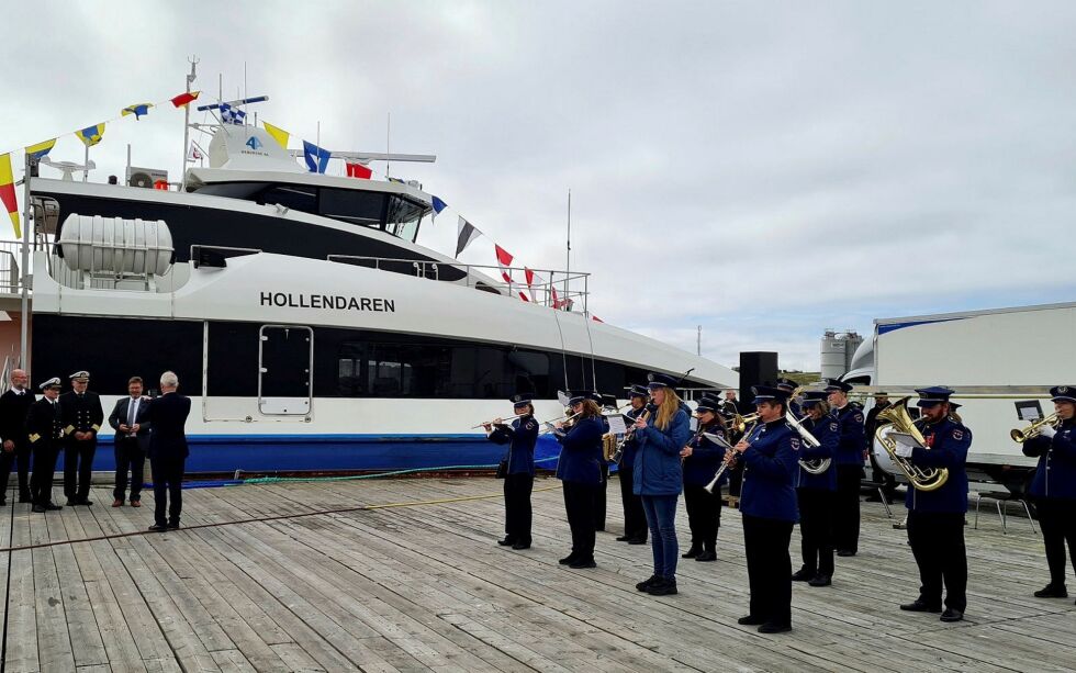 MS «Hollendaren» ble døpt med både champagnesmell og korpsmusikk da båten lå ved havna i Vadsø.
 Foto: Hege Wallenius, TFFK