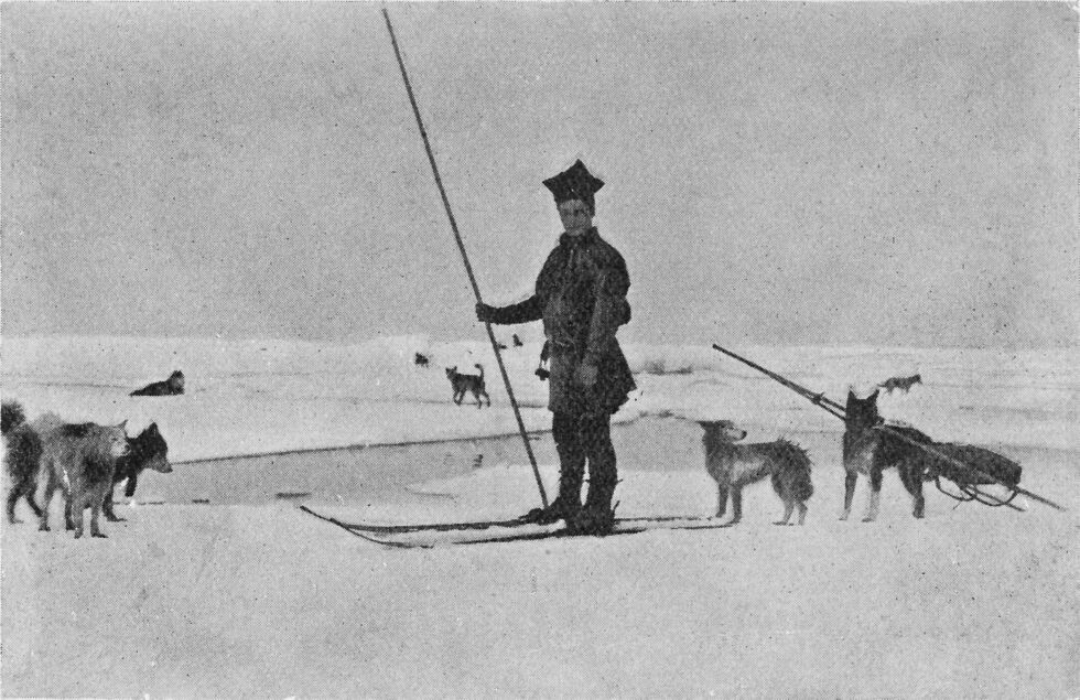 Sa­me­ne var fra gam­melt av vi­den kjent som gode ski­lø­pe­re. Her ser vi Per Jon Sa­vio/Mággá-Ánne-Pie­ra (1877-1905) fra Sand­nes i Sør-Var­an­ger for­evi­get med hund­ene på sydpol-isen i 1898-1900. ARKIVFOTO: Cars­ten Borchgrevink
