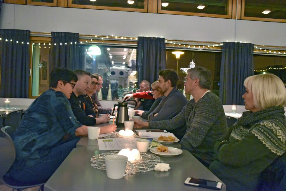 Da næringsforeningen Porsanger i vekst inviterte til fremtidskveld for Porsanger var idretten godt representert, mens de med reell makt i kommunen, politikerne var totalt fraværende. Fra venstre: Marit Arntzen, Kjetil Borgen, Gunn Bente Rasmussen, Kai Stødle, Svenn Erik Samuelsen (skjult), Gjermund Thomassen, Steinar Persen (delvis skjult), Inger Masternes, Kjell Magne Rasmussen, Reidulf Høybakken og Tina Johansen
 Foto: Bjørn Arne Johansen