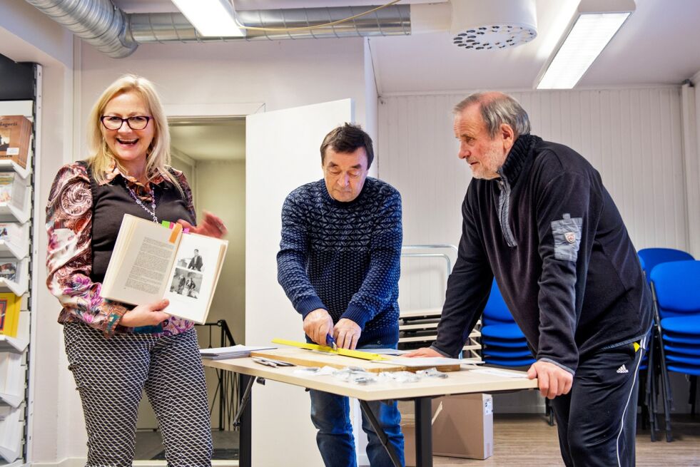 Konsulent Daniela Laguniak, Svein Nordsletta og Aage Solbakk klargjør de 26 bildene som skal vises for publikum.
 Foto: Frøydis Falch Urbye