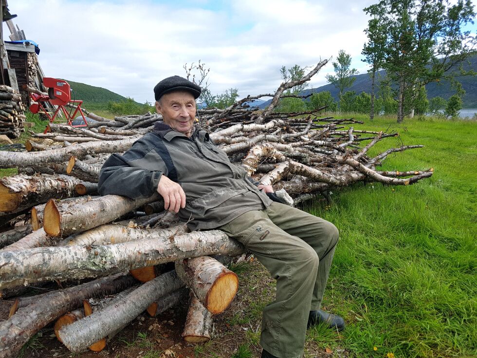 Simon Saraksen sikrer seg vedforsyninga for kommende vinter. – Her er det best å komme løvmakken i forkjøpet, sier den spreke 87-åringen.
 Foto: Tom Hardy
