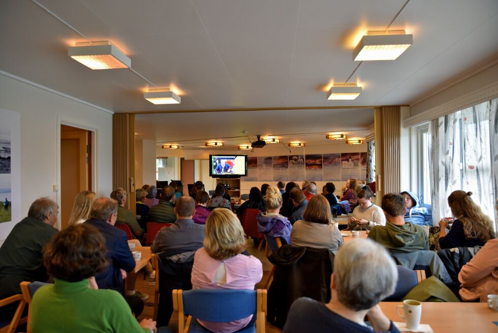 Et fullsatt Sjøsamisk kompetansesenter klarte, med litt krøll, å få Skype-kontakt med Tromsø og forfatter og professor Jens-Ivar Nergård. – Der fikk vi kanskje hjelp av han Kaaven sjøl, lød kommentaren fra publikum.
 Foto: Henriette Lille