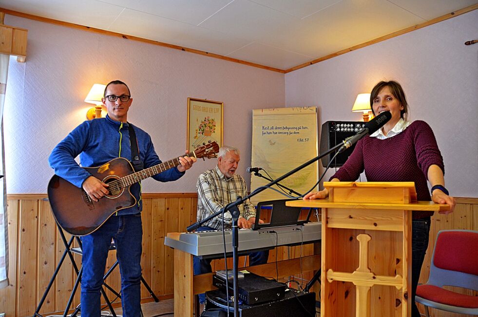 Ole Bæverrud, Terje Olsen og Olga Ninni Karlsen sørget for musikk og andakt denne tirsdagen.
 Foto: Roger Albrigsen